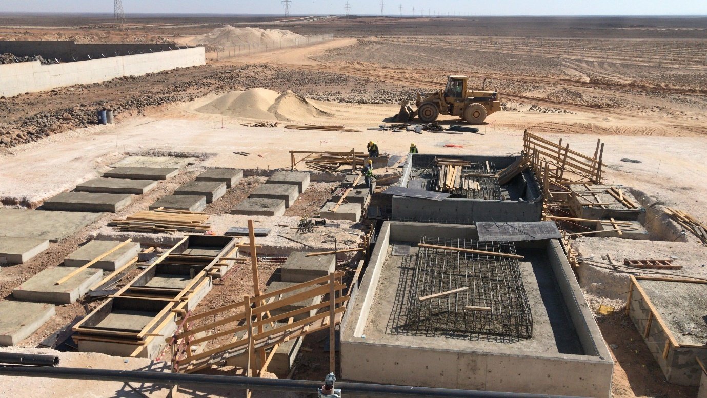 A construction site with a bulldozer
Description automatically generated