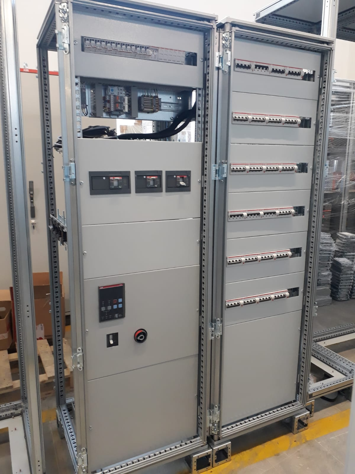 A grey metal cabinet with switches and wires
Description automatically generated with medium confidence