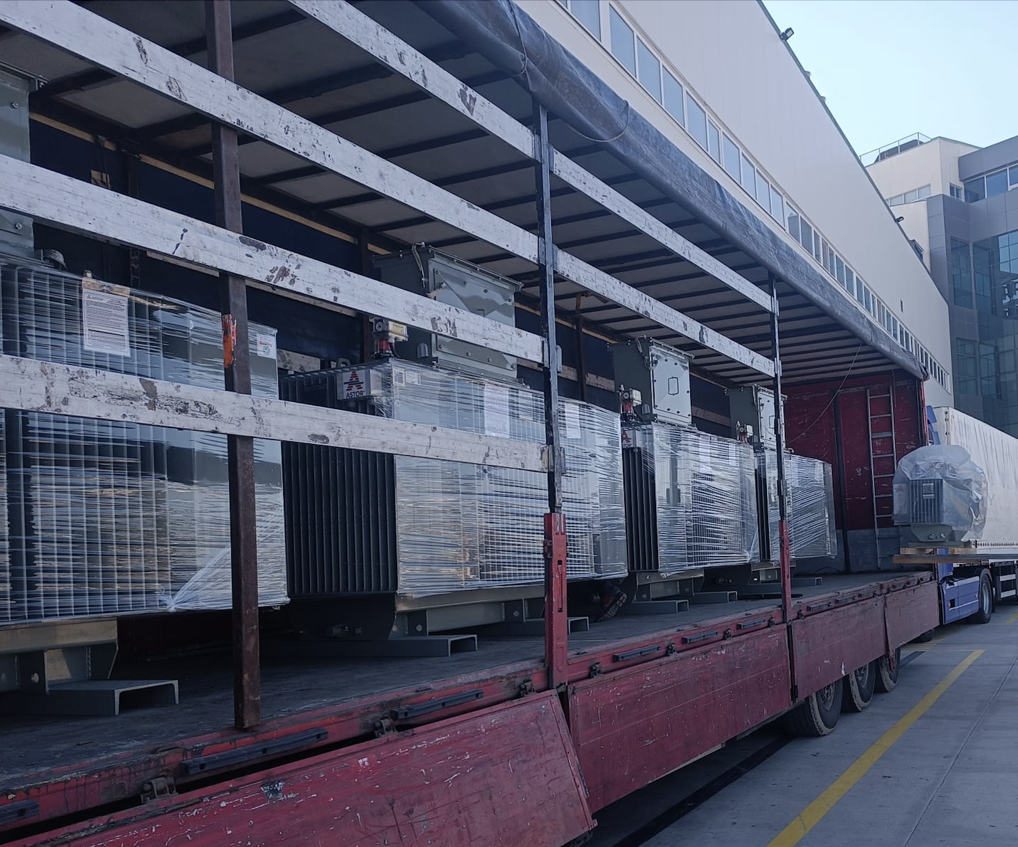 A truck with a trailer
Description automatically generated with medium confidence