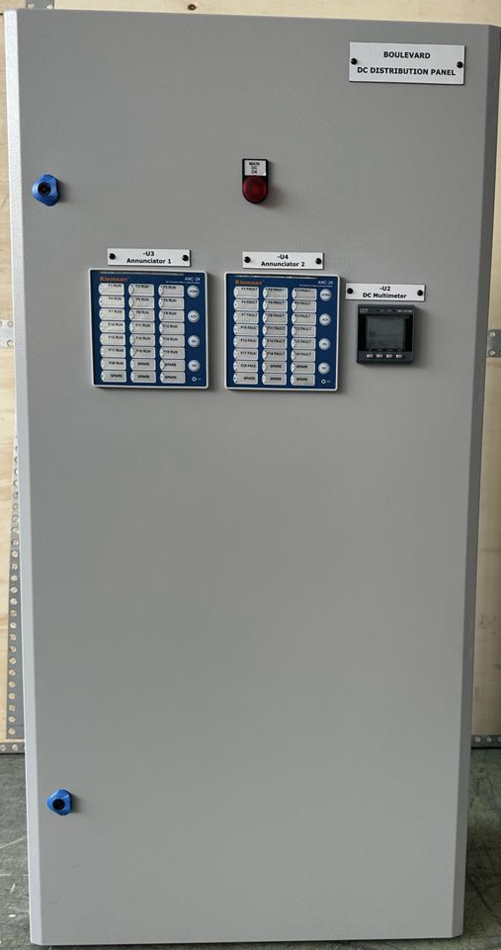 A grey box with buttons and a screen
Description automatically generated