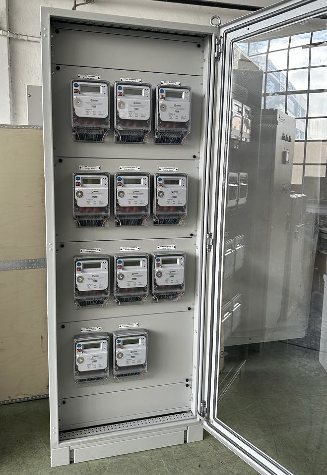 A white panel with many meters
Description automatically generated with medium confidence