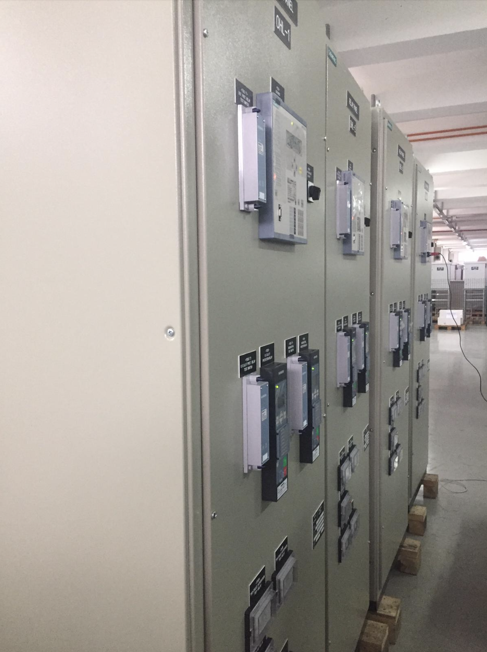 A large white cabinet with many switches
Description automatically generated with medium confidence